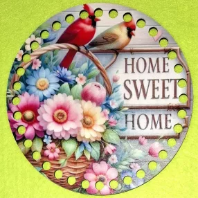   15cm Horgolható nyomtatott fa alap 7 mm lyukkal    Virágcsokor fonott kosárban papagájjal  Home sweet home felirattal 	1db/csomag	15cm vastagság 2,5mm	