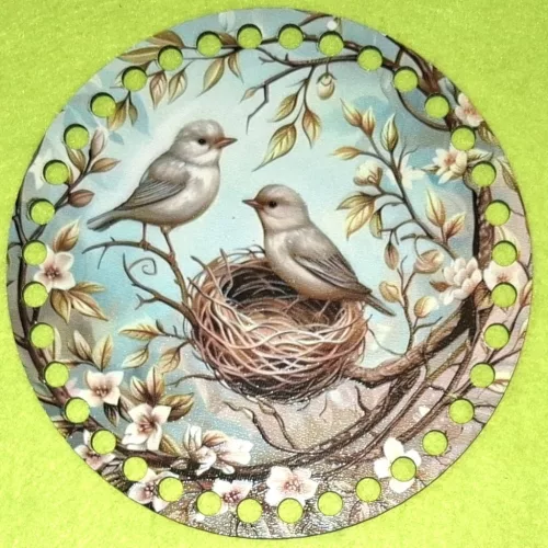 15cm Horgolható nyomtatott fa alap 7 mm lyukkal Madár pár fészekkel 	1db	15cm vastagság 2,5mm	