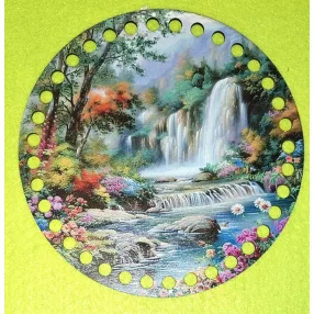   	15cm Horgolható nyomtatott fa alap 7 mm lyukkal Vízesés patakkal  	1db	15cm vastagság 2,5mm	