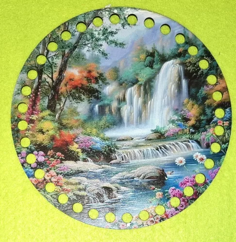 	15cm Horgolható nyomtatott fa alap 7 mm lyukkal Vízesés patakkal  	1db	15cm vastagság 2,5mm	