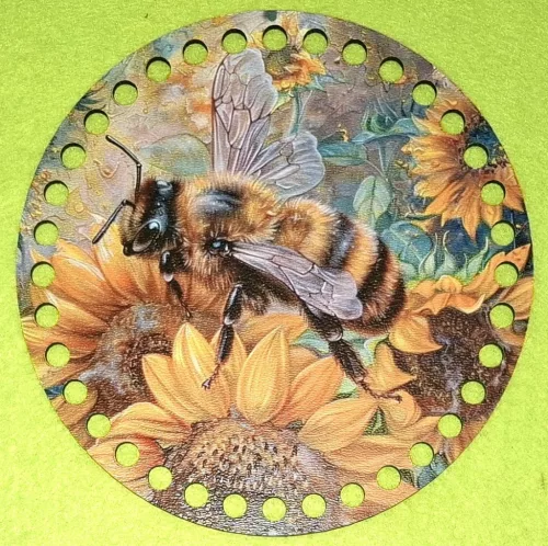 15cm Horgolható nyomtatott fa alap 7 mm lyukkal Méhecske napraforgón	1db	15cm vastagság 2,5mm	