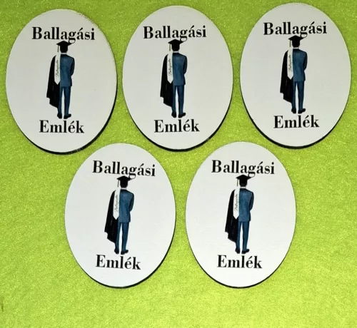Nyomtatott fa Ovális  tábla Fiús  Ballagási Emlék   felirattal 	5db/csomag	5x6,5cm vastagság 2,5mm	