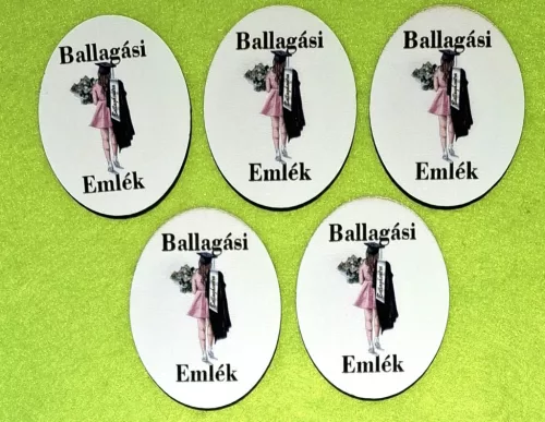 Nyomtatott fa Ovális  tábla Lányos  Ballagási Emlék   felirattal 	5db/csomag	5x6,5cm vastagság 2,5mm	
