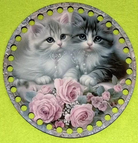 	15cm Horgolható nyomtatott fa alap 7 mm lyukkal Aranyos kis cicák 	1db	15cm vastagság 2,5mm	