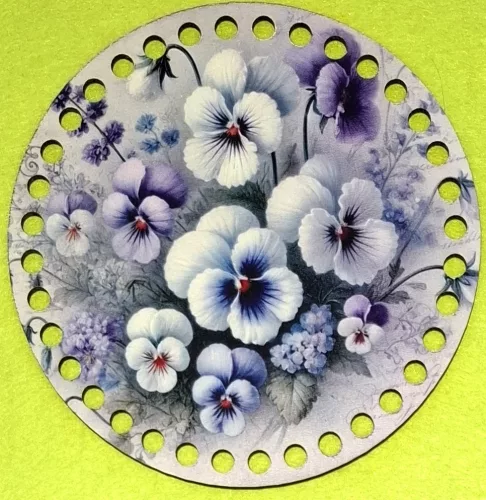 15cm Horgolható nyomtatott fa alap 7 mm lyukkal Árvácska csokor 	1db	15cm vastagság 2,5mm	