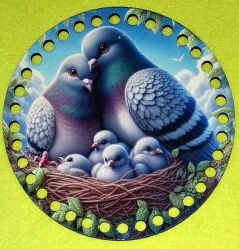 	15cm Horgolható nyomtatott fa alap 7 mm lyukkal Galambpár fiókákkal  	1db	15cm vastagság 2,5mm	