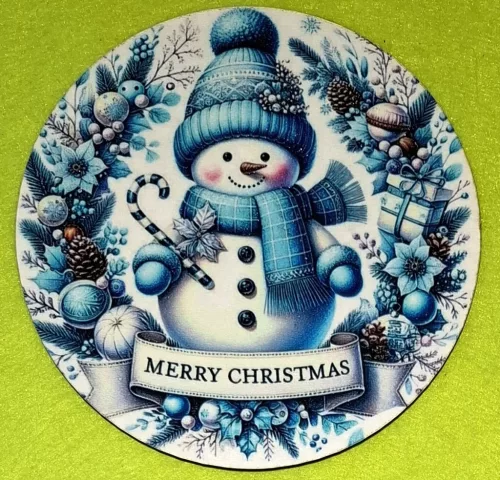 Nyomtatott kerek kopogtató közép Hóember kék mintával  Merry Christmas felirattal 	1db	15cm vastagság 2,5mm	