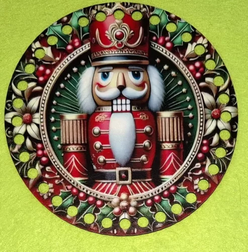 15cm Horgolható nyomtatott fa alap 7 mm lyukkal Diótörő piros 	1db	15cm vastagság 2,5mm	