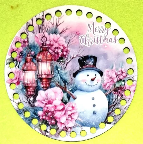 15cm Horgolható nyomtatott fa alap   Hóember rózsaszín virágok közt Merry Christmas felirattal 7mm lyukkal 	1db	15cm vastagság 2,5mm	