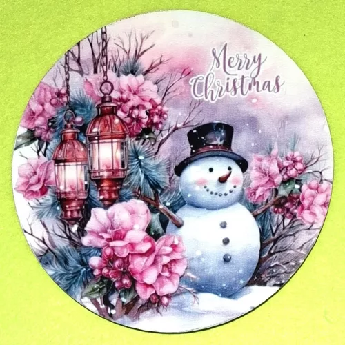 Nyomtatott kerek kopogtató közép Hóember rózsaszín virágok közt Merry Christmas felirattal 	1db	15cm vastagság 2,5mm	