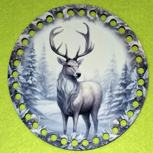 	15cm Horgolható nyomtatott fa alap   Fehér szarvas havas tájon 7mm lyukkal 	1db	15cm vastagság 2,5mm	