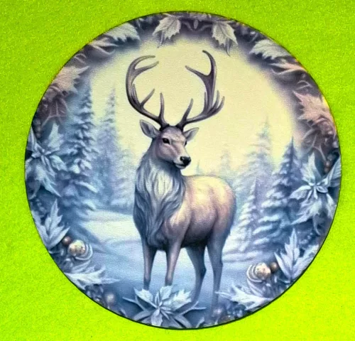 Nyomtatott kerek kopogtató közép Fehér szarvas havas tájon 	1db	15cm vastagság 2,5mm	