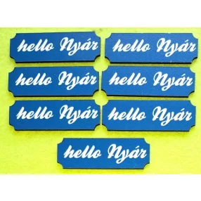   Nyomtatott Táblácska kék háttér hello Nyár felirattal 	1db	8,2x2,7cm vastagság 2,5mm	