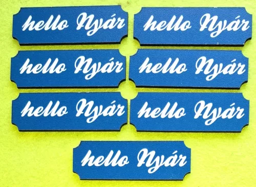 Nyomtatott Táblácska kék háttér hello Nyár felirattal 	1db	8,2x2,7cm vastagság 2,5mm	