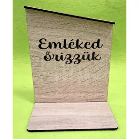   Nyomtatott lapra szerelt barna deszkás háttér, emléked őrizzük felirattal  	1szett 	12x14,5 cm talp méret 12x10 cm vastagság 2,5mm	