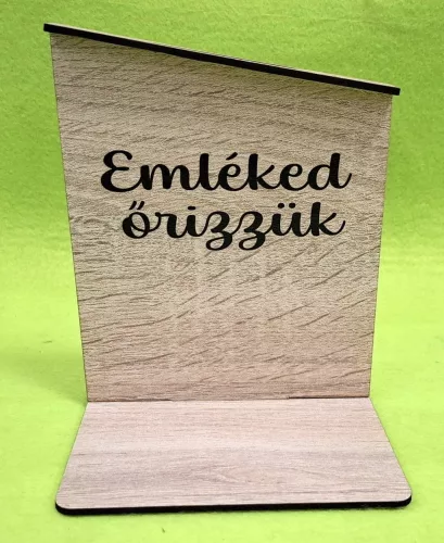Nyomtatott lapra szerelt barna deszkás háttér, emléked őrizzük felirattal  	1szett 	12x14,5 cm talp méret 12x10 cm vastagság 2,5mm	