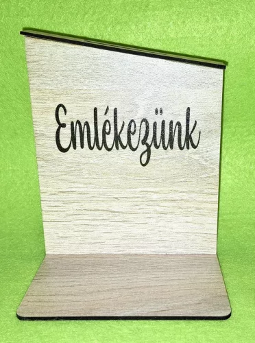 Nyomtatott lapra szerelt barna deszkás háttér, emlékezünk felirattal  	1szett 	12x14,5 cm talp méret 12x10 cm vastagság 2,5mm	