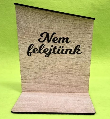 Nyomtatott lapra szerelt barna deszkás háttér, nem felejtünk  felirattal  	1szett 	12x14,5 cm talp méret 12x10 cm vastagság 2,5mm	