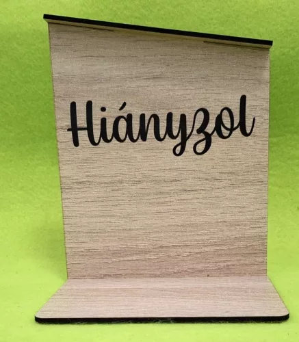 Nyomtatott lapra szerelt barna deszkás háttér, Hiányzol felirattal  	1szett 	12x14,5 cm talp méret 12x10 cm vastagság 2,5mm	