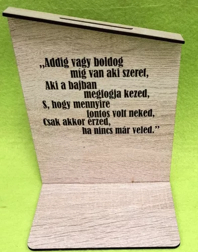 Nyomtatott lapra szerelt barna deszkás háttér, Addig vagy boldog…. felirattal  	1szett 	12x14,5 cm talp méret 12x10 cm vastagság 2,5mm	