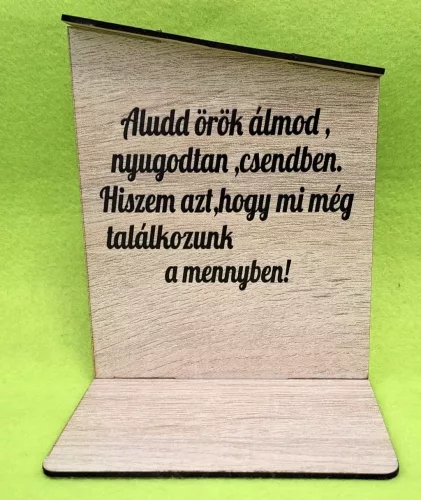 Nyomtatott lapra szerelt barna deszkás háttér, Alud örök álmod …. felirattal  	1szett 	12x14,5 cm talp méret 12x10 cm vastagság 2,5mm	