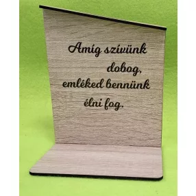   Nyomtatott lapra szerelt barna deszkás háttér, Amíg szívünk .... felirattal  	1szett 	12x14,5 cm talp méret 12x10 cm vastagság 2,5mm	