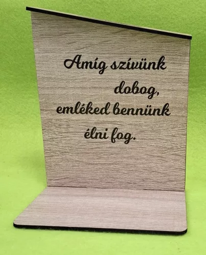 Nyomtatott lapra szerelt barna deszkás háttér, Amíg szívünk .... felirattal  	1szett 	12x14,5 cm talp méret 12x10 cm vastagság 2,5mm	
