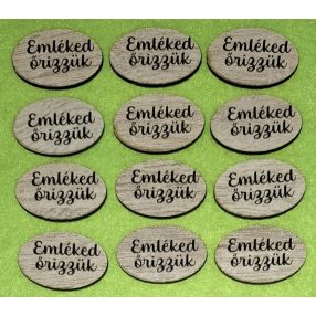  	Nyomtatott ovális tábla  barna deszkás háttér, Emléked Őrizzük felirattal  	12db/cs 	4x2,5 vastagság 2,5mm	