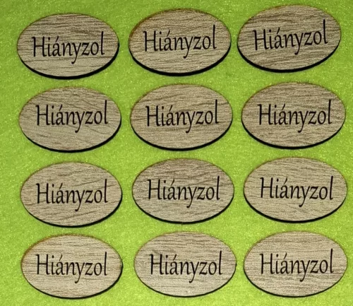 Nyomtatott ovális tábla  barna deszkás háttér, Hiányzol felirattal  	12db/csomag	4x2,5 vastagság 2,5mm	
