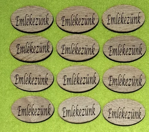 Nyomtatott ovális tábla  barna deszkás háttér, Emlékezünk felirattal  	12db/cs 	4x2,5 vastagság 2,5mm	