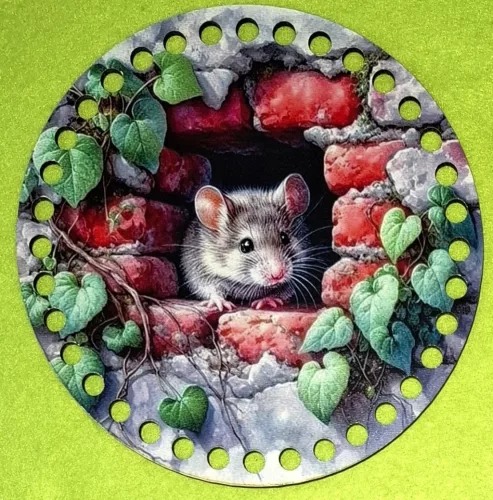 15cm Horgolható nyomtatott fa alap  Falból kukucskáló egérke 7mm lyukkal 	1db	15cm vastagság 2,5mm	