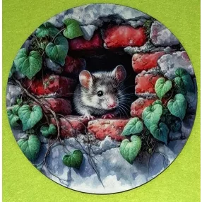   Nyomtatott kerek kopogtató közép Falból kukucskáló egérke 	1db	15cm vastagság 2,5mm	