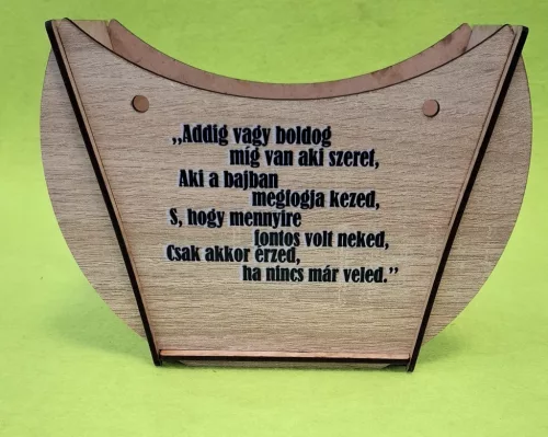 Lapraszerelt ridikül, Barna Deszkás alap ,,Addig vagy boldog míg van aki szeret …..	1szett	széleség 19 cm  magasság 14cm mélység 7,5cm anyag  vastagság 2,5mm			