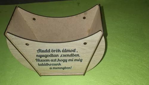 Lapraszerelt ridikül, Barna Deszkás alap Aludd örök álmod ,nyugodtan ,csendben….	1szett	széleség 19 cm  magasság 14cm mélység 7,5cm anyag  vastagság 2,5mm			