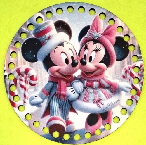 15cm Horgolható nyomtatott fa alap Mickey és Minnie sétáló utcán 7mm lyukkal	1db	15cm vastagság 2,5mm	