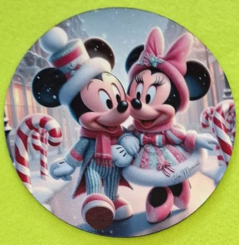 15cm Kopogtató közép  nyomtatott fa alap Mickey és Minnie  sétáló utcán 	1db	15cm vastagság 2,5mm	