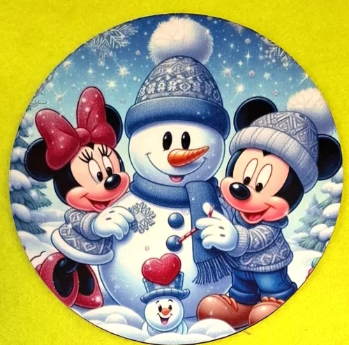 Nyomtatott kerek kopogtató közép alap Mickey és Minnie Hóemberel 	1db	15cm vastagság 2,5mm	