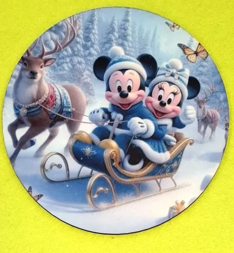 Nyomtatott kerek kopogtató közép alap Szánkózó Mickey és Minnie	1db	15cm vastagság 2,5mm	