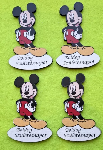 Nyomtatott fa alapú HDF(nem tömörfa)  Mickey piros Boldog születésnapot felirattal	4db/cs	5,5x8,5cm magas vastagság 2,5mm	