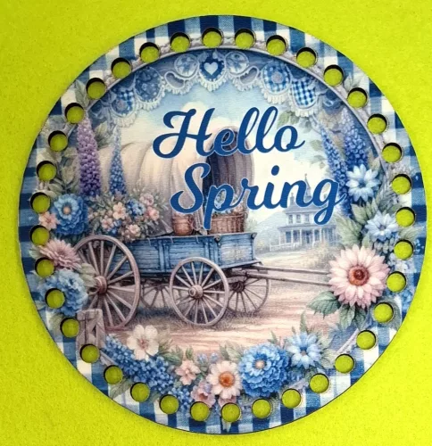 15cm Horgolható nyomtatott fa alap 7 mm lyukkal   Kék kockás  háttér  szekérrel Hello Spring felirattal  	1db/csomag	15cm vastagság 2,5mm	