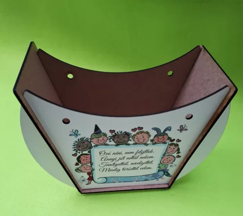 Lapraszerelt ridikül, Fehér  alap. Óvó néni, nem felejtlek…..	1szett	széleség 19 cm  magasság 14cm mélység 7,5cm anyag  vastagság 2,5mm			