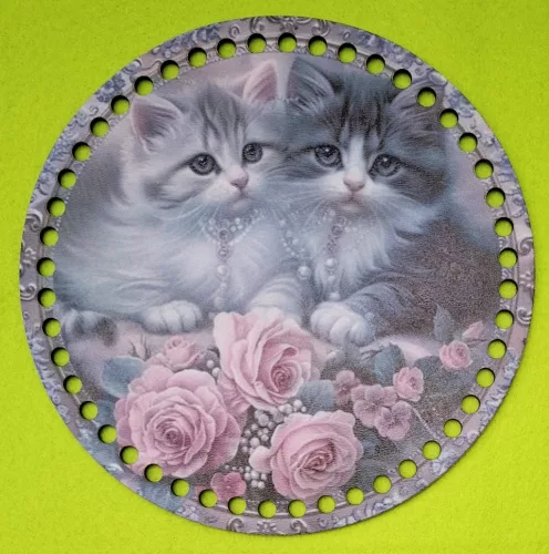 19,5cm Horgolható nyomtatott fa alap 7 mm lyukkal Aranyos kis cicák 	1db	19,5cm vastagság 2,5mm	