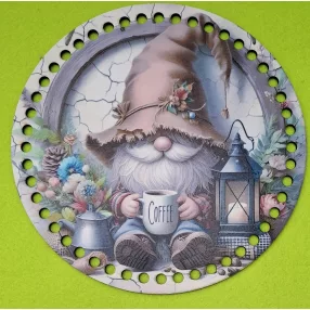   19,5 Horgolható nyomtatott Fa koszorú közép Barna sapkás manó Coffee felirattal 	1db	19,5cm vastagság 3mm	