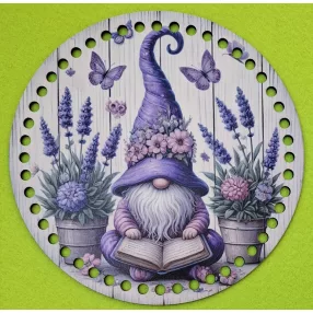   19,5cm Horgolható nyomtatott fa alap 7 mm lyukkal    Lila sapkás törpe levendulákkal 	1db	19,5cm vastagság 2,5mm	