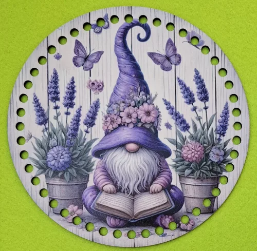 19,5cm Horgolható nyomtatott fa alap 7 mm lyukkal    Lila sapkás törpe levendulákkal 	1db	19,5cm vastagság 2,5mm	