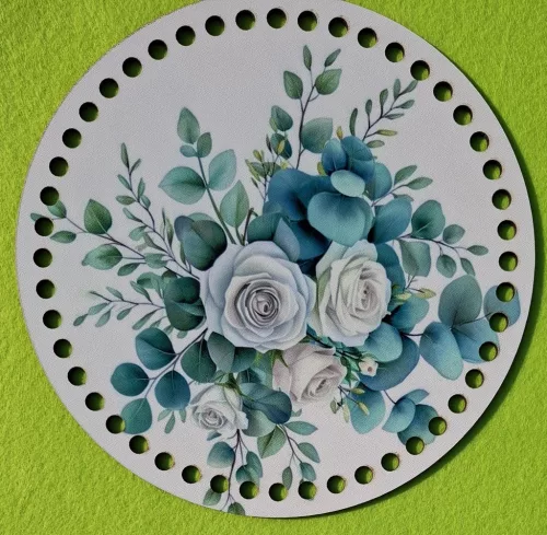 19,5cm Horgolható nyomtatott fa alap 7 mm lyukkal   Eukalyptus fehér rózsával 	1db	19,5cm vastagság 2,5mm	