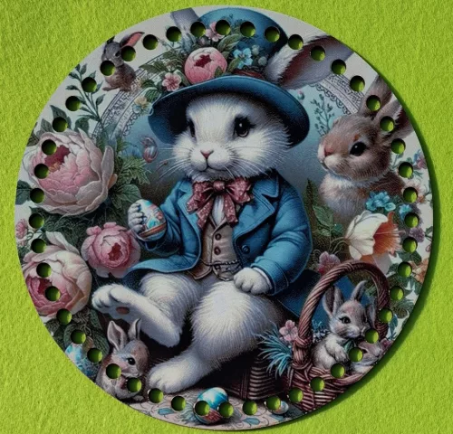 19,5cm Horgolható nyomtatott fa alap 7 mm lyukkal Fehér nyuszi kalapban  	1db	19,5cm vastagság 3mm	