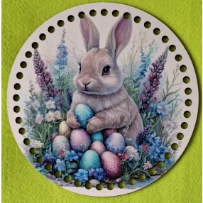   	19,5cm Horgolható nyomtatott fa alap 7 mm lyukkal   Nyuszi tojással a kézben virágok között   	1db	19,5cm vastagság 2,5mm	