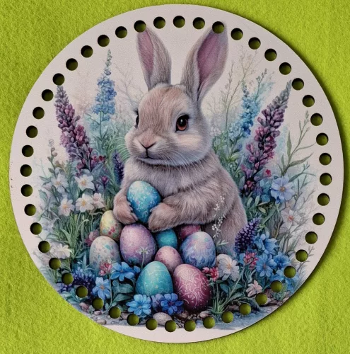 	19,5cm Horgolható nyomtatott fa alap 7 mm lyukkal   Nyuszi tojással a kézben virágok között   	1db	19,5cm vastagság 2,5mm	