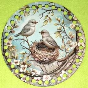   19,5cm Horgolható nyomtatott fa alap 7 mm lyukkal Madár pár fészekkel 	1db	19,5cm vastagság 2,5mm	